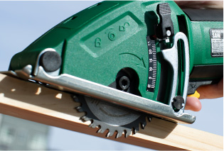 Set the cutting depth of the blade